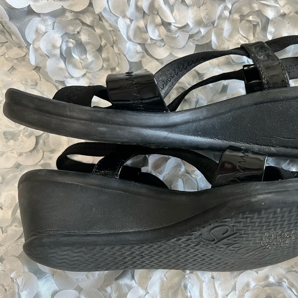 SKETCHERS black wedge sandal W10